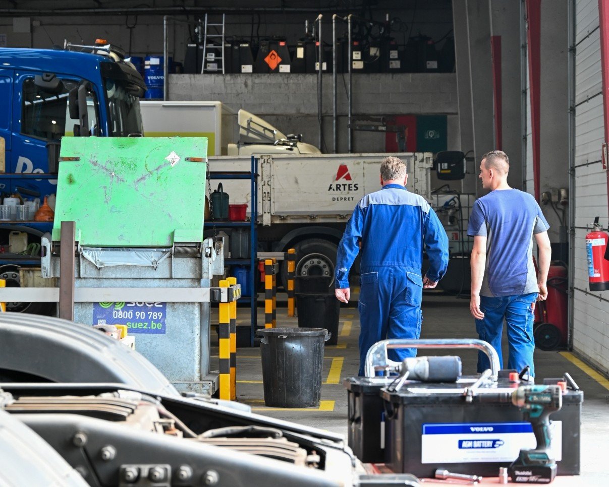 Technici aan het werk - Derma Trucks Medewerkers tijdens diagnose en herstelling.