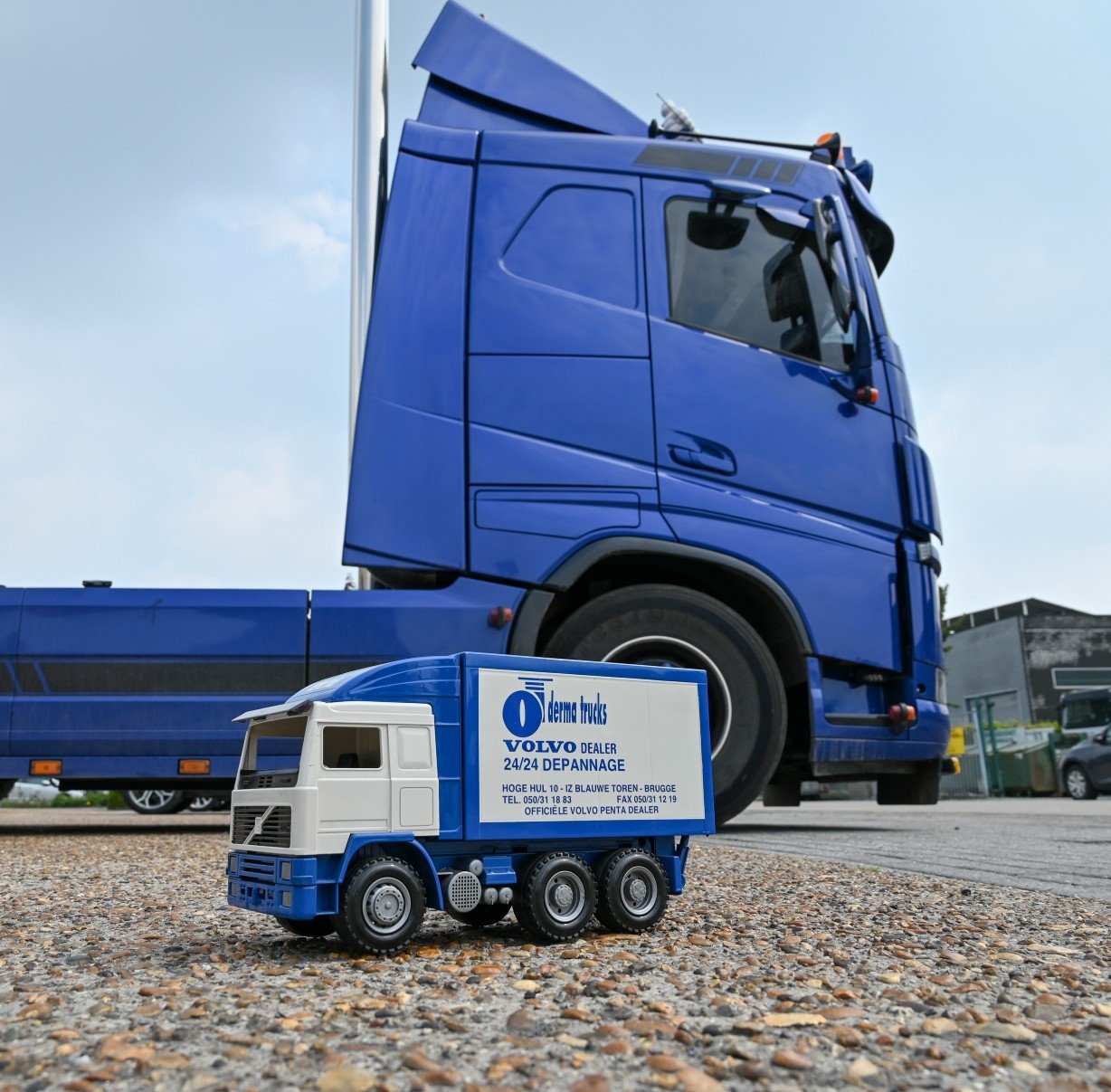 Volvo vrachtwagen - miniatuur mobiele dienstwagen Derma Trucks Blauwe Volvo truck met miniatuur servicewagen van Derma Trucks.