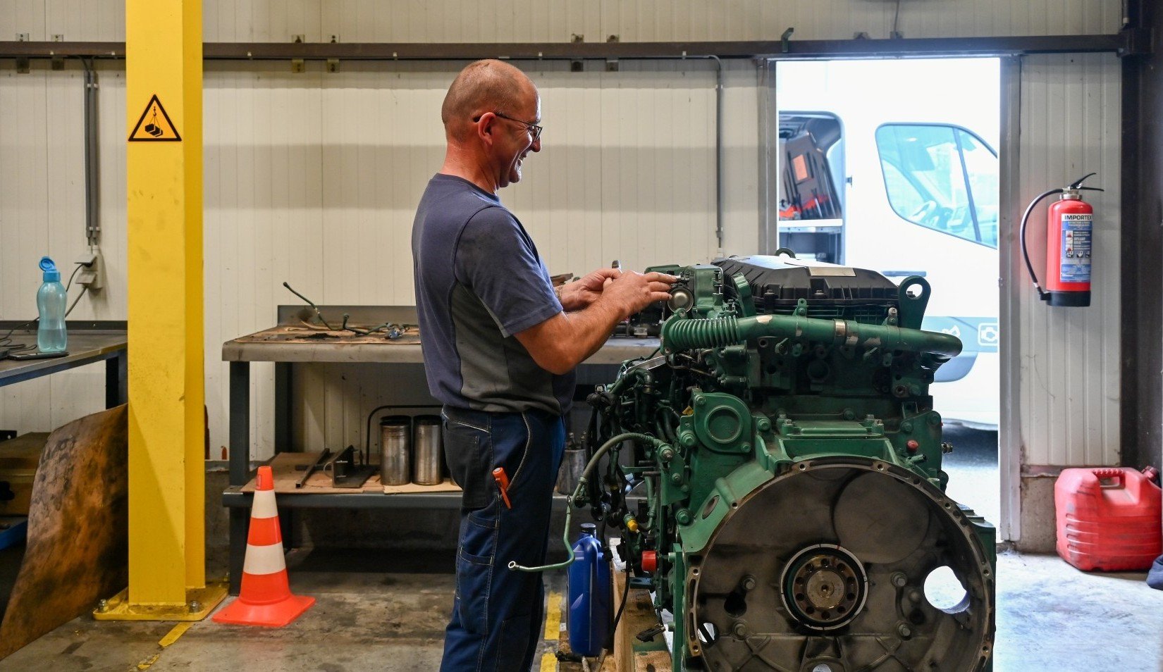 Motorherstelling Volvo bij Derma Trucks Technicus werkt aan een motor in de werkplaats van Derma Trucks.