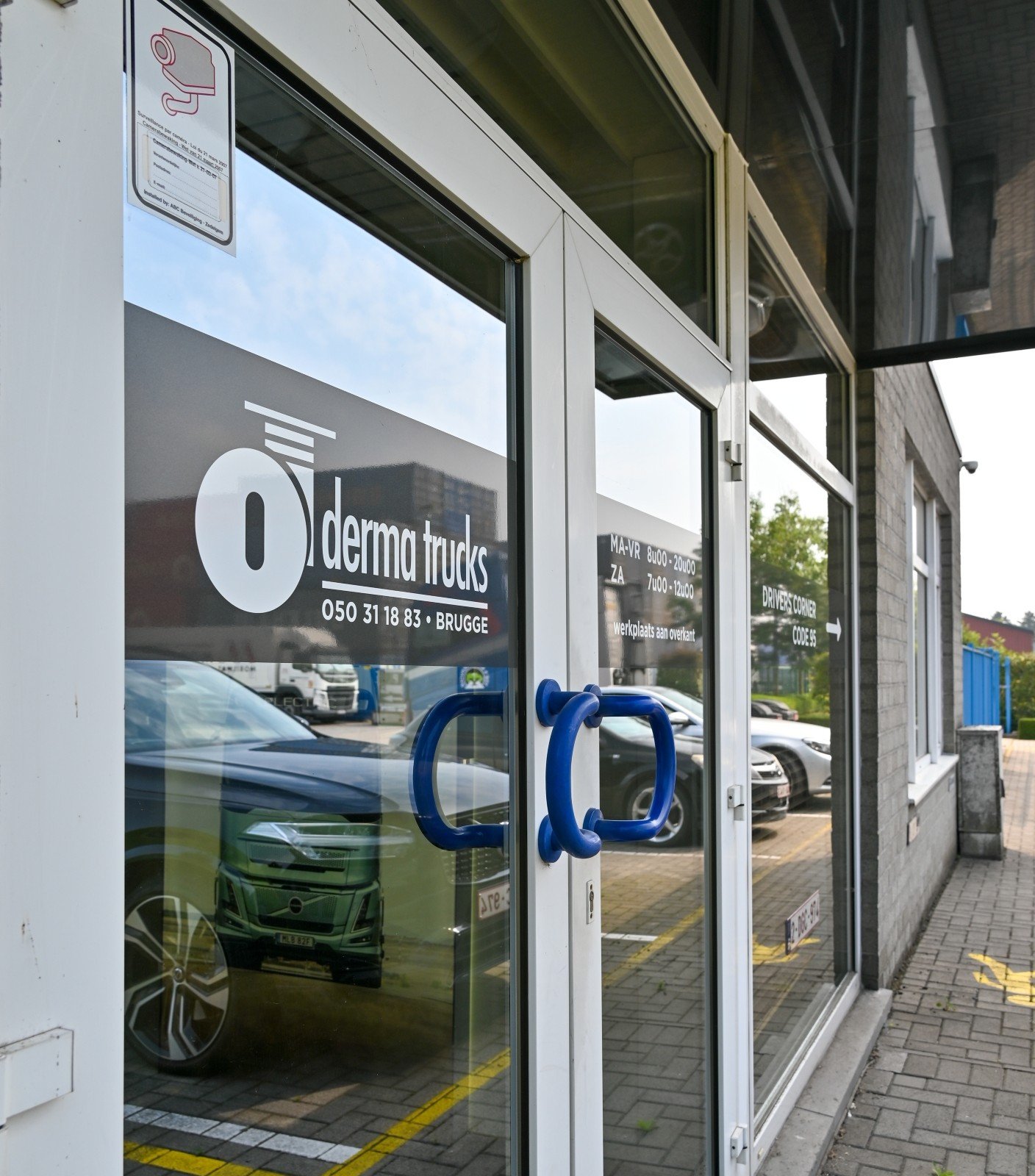 Ingang Derma Trucks kantoor Glazen voordeur met logo van Derma Trucks.