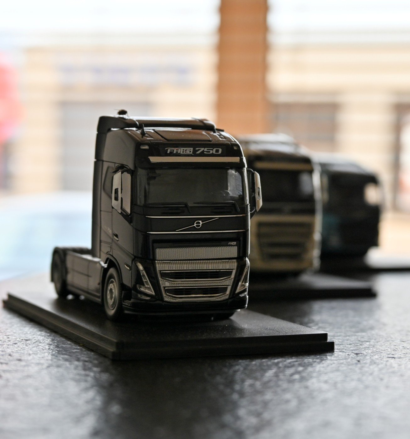 Modeltrucks op tafel - veelgestelde vragen Miniatuur vrachtwagens als illustratie bij de FAQ-pagina.