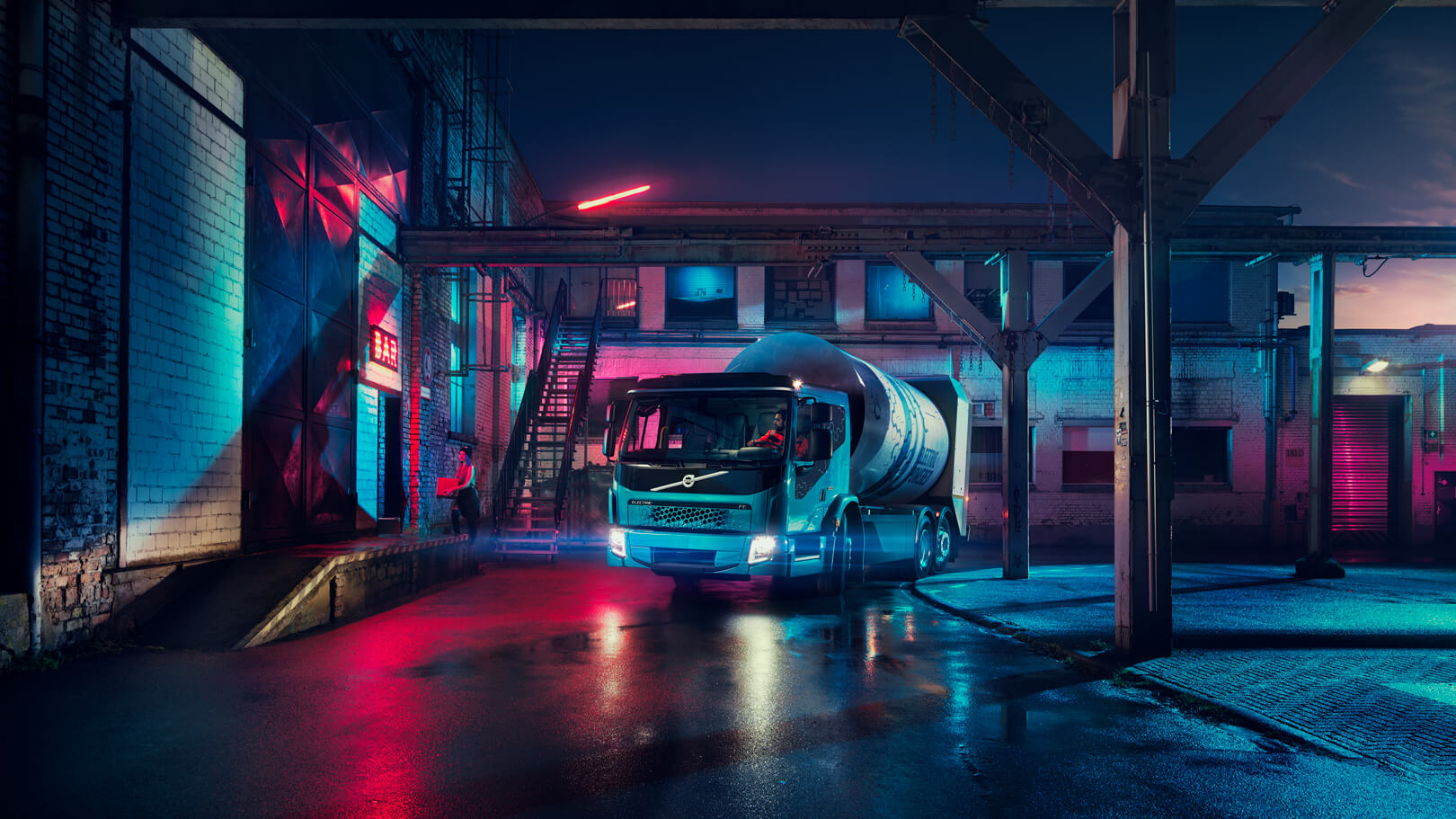 Première van Volvo FE Electric met containerhaak op MATEXPO